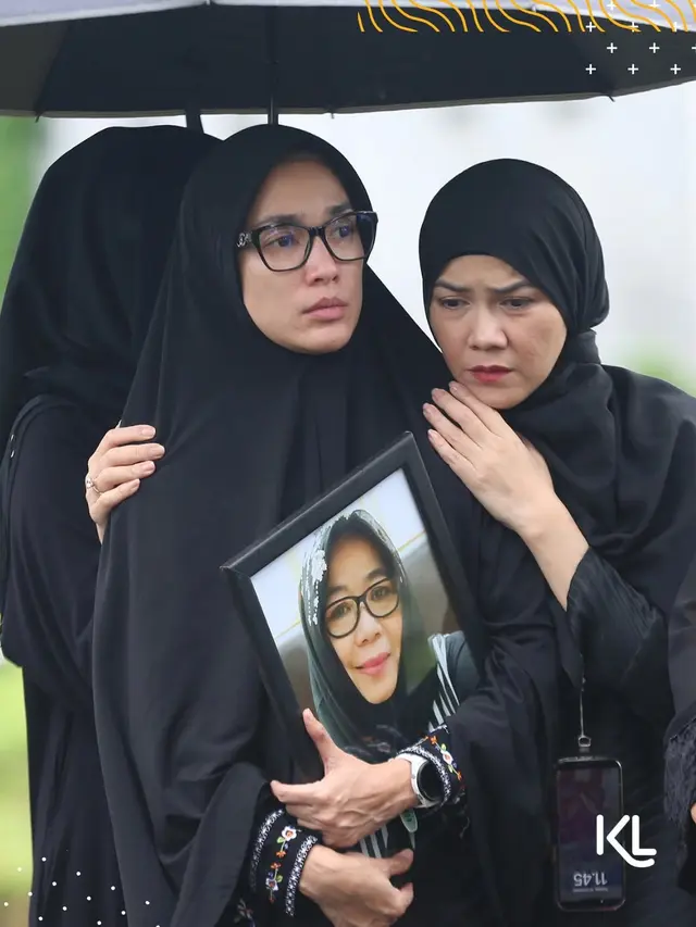 Pemakaman Ibu Ussy Sulistiawaty