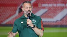 Legenda Manchester United, Ryan Giggs berbicara saat sesi jumpa pers dalam acara peluncuran kartu kredit Maybank yang berkolaborasi dengan Manchester United di Jakarta Convention Center (JCC), Senayan, Jakarta, Sabtu (18/5/2024). (Bola.com/M Iqbal Ichsan)