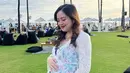 <p>Liburan ke pantai tetap stylish dengan cardigan lace yang cantik dan manis ala Tasya Kamila. [IG Tasya Kamila]</p>