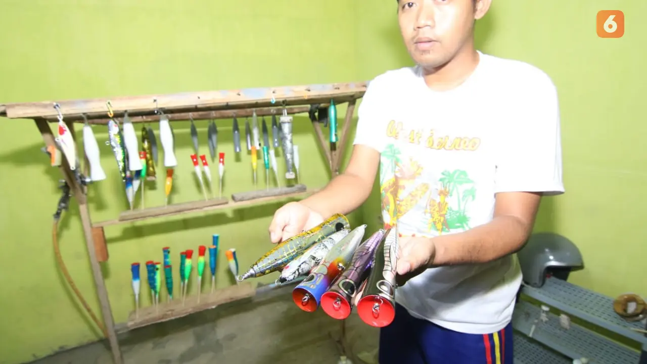 Arif Rozi menunjukan jing atau umpan pancing hasil produksinya yang  telah dipesan hingga ke luar negeri. (Hermawan Arifianto/Liputan6.com)