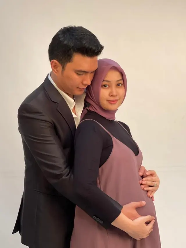 6 Potret Romantis Aldi Taher dan Sang Istri yang Kini Tengah Hamil