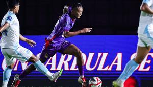 Sebagai pemain muda bertalenta yang pernah membela Timnas Indonesia di SEA Games Thailand 2025, Rifki Ray menunjukkan kematangan dalam membaca permainan. (Bola.com/Gatot Sumitro)