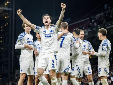 Pemain FC Copenhagen, Kevin Diks (depan) melakukan selebrasi setelah mencetak gol kedua timnya ke gawang Heart of Midlothian pada laga lanjutan UEFA Conference League 2024/2025 di Parken Stadium, Copenhagen, Denmark, Jumat (13/12/2024). (AP Photo/Ritzau Scanpix/Mads Clauss Rasmussen)