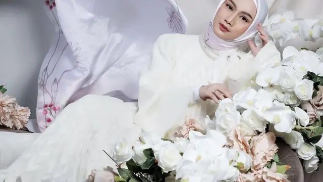 Melody Laksani pakai hijab putih (Instagram/melodylaksani92)