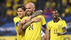 Bek Swedia, Marcus Danielson (tengah) melakukan selebrasi bersama Victor Lindelof usai mencetak gol kedua timnya ke gawang Armenia dalam laga uji coba menjelang berlangsungnya Euro 2020 di Solna, Sabtu (5/6/2021). Swedia menang 3-1 atas Armenia. (AFP/Jonathan Nackstrand)