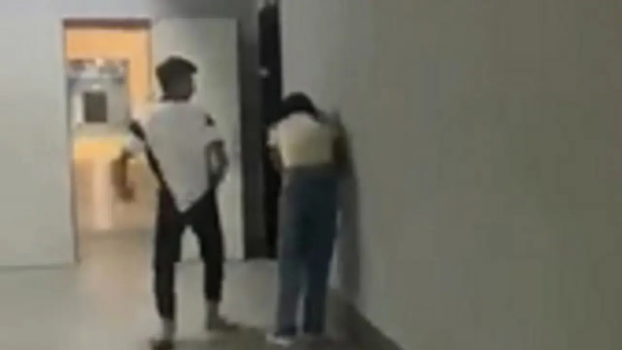 Sebuah video kekerasan viral di jagat media sosial Malaysia. Polisi yang menerima laporan tersebut kini menyelidiki pelaku di dalam video (Tangkapan Layar).