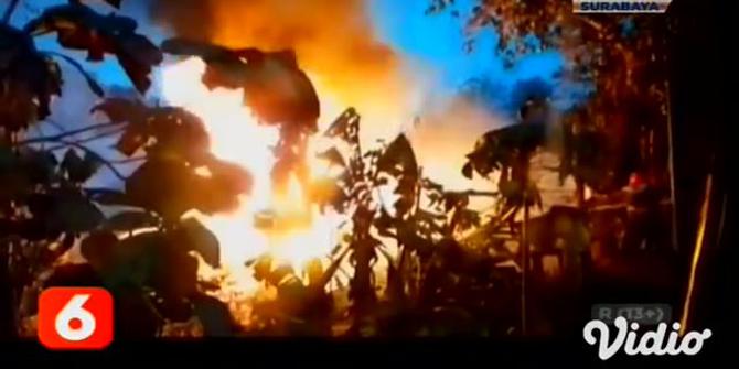 VIDEO: Percikan Api Menyambar Gudang Solar dan 2 Rumah Terbakar di Tuban