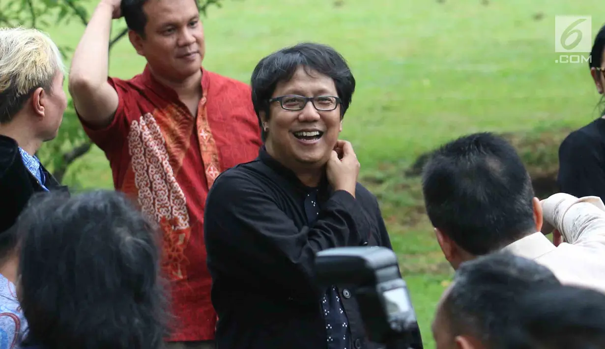 Komposer Erwin Gutawa saat akan menggelar pertemuan dengan Presiden Joko Widodo atau Jokowi di Istana Merdeka, Jakarta, Kamis (22/3). Jokowi mengajak para musisi membangun strategi khusus untuk industri musik di Tanah Air. (Liputan6.com/Angga Yuniar)