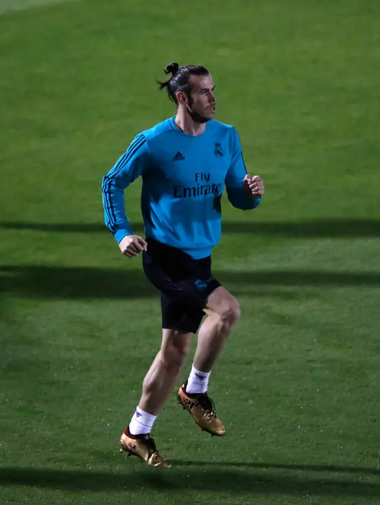 Penyerang Real Madrid, Gareth Bale melakukan pemanasan saat latihan jelang menghadapi Gremio pada final Piala Dunia Klub 2017 di Abu Dhabi, Uni Emirat Arab, (14/12). (AP Photo / Hassan Ammar)
