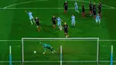 Kiper Barcelona, Marc-André ter Stegen gagal menghalau bola tendangan bebas Kevin De Bruyne pada pertandingan grup C Liga Champions di stadion Etihad, Manchester, (2/11). City menang atas Barcelona dengan skor 3-1. (Reuters/Jason Cairnduff)