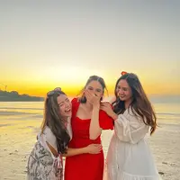 Rizkina Nazar adalah kakak perempuan dari Rizky Nazar, aktor sekaligus kekasih dari aktris Syifa Hadju. Melalui beberapa postingan foto, Rizkina Nazar memamerkan kedekatannya dengan Syifa Hadju yang bestie banget. [Foto: Instagram/rizkinanazarr]