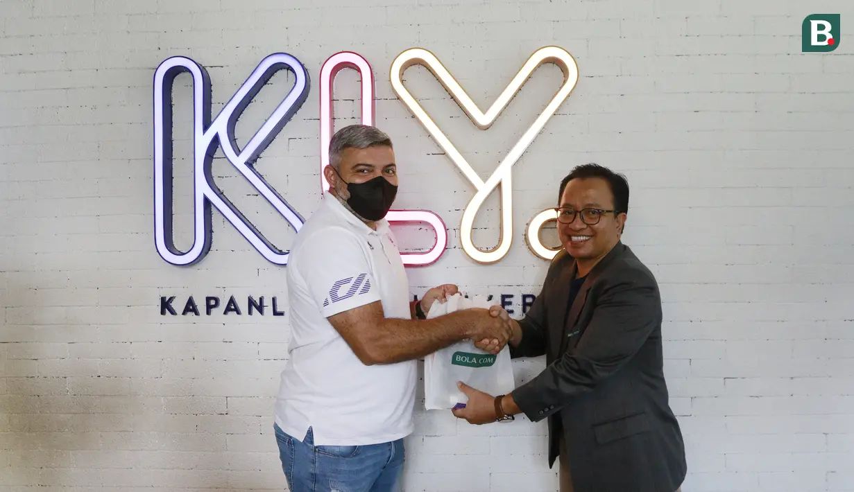 <p>Editor in Chief Bola.com &amp; Bola.net Darojatun (kanan) memberikan cinderamata kepada Direktur Teknik Persik Kediri Danilo Fernando saat kunjungan ke&nbsp;kantor Bola.com, Gondangdia, Jakarta, Senin (07/06/2022). (Bola.com/M Iqbal Ichsan)</p>