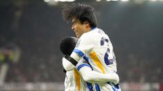 Pemain Brighton, Kaoru Mitoma merayakan golnya ke gawang Manchester United pada laga lanjutan Liga Inggris 2024/2025 yang berlangsung di Old Trafford, Manchester, Inggris, Minggu (19/01/2025). (AP Photo/Dave Thompson)