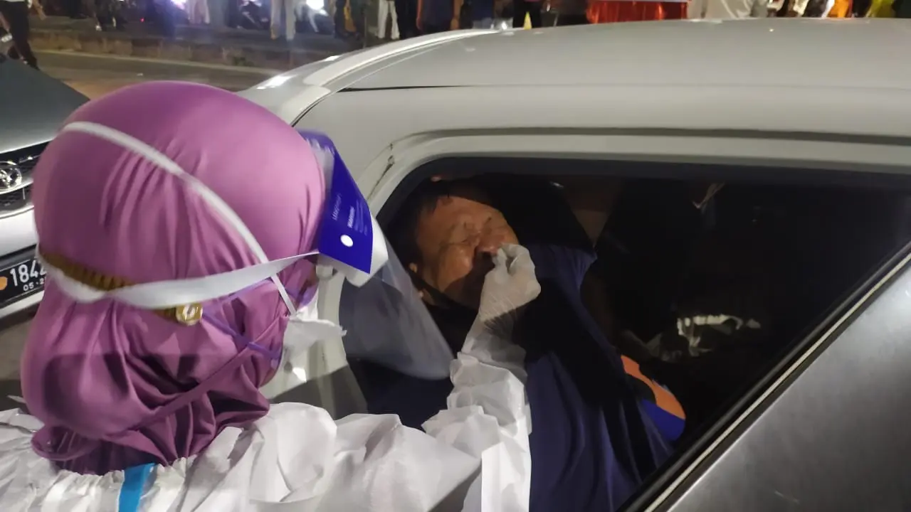 Tes antigen di Jembatan Suramadu. (Dian Kurniawan/Liputan6.com)