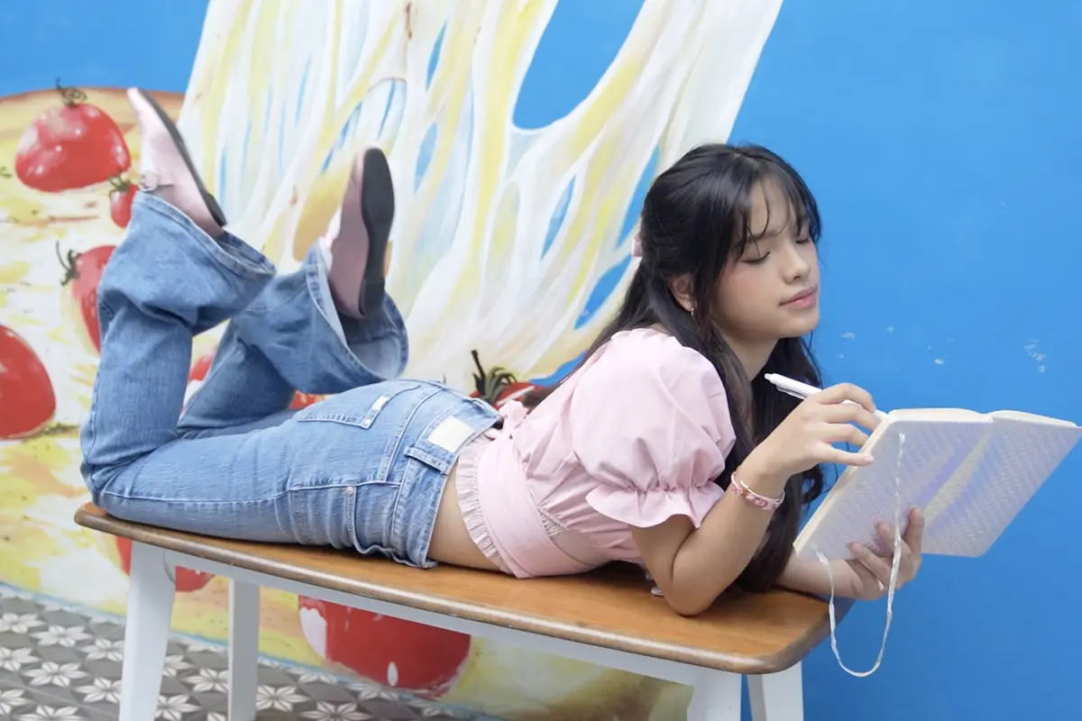 Serafesya Rilis  Single Hey, Curhatan Rindu yang Ditulis Sejak Remaja