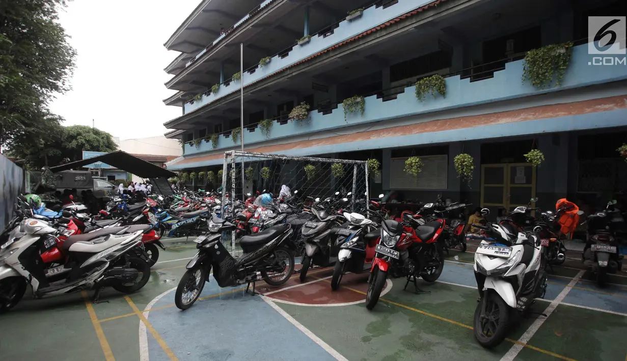 Suasana Gedung SMP Negeri 26 di Jalan Kebon Pala, Kampung Melayu, Jatinegara, Jakarta Timur, Selasa (6/2). Sekolah masih tetap masuk, tetapi hanya diabsen karena tidak adanya listrik. (Liputan6.com/Arya Manggala)
