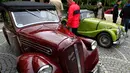 Skoda 1100 OHV buatan tahun 1939 menarik perhatian pengunjung pameran mobil antik ke-3 di Bucharest, Rumania (12/4/2014). (REUTERS/Radu Sigheti)