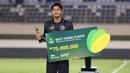 Penghargaan sebagai Pemain Muda Terbaik di Pegadaian Championship 2025/26 diberikan pada penjaga gawang FC Bekasi City, Ikram Al Giffari. (Bola.com/Abdul Aziz)