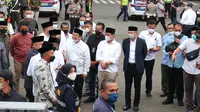 Sejumlah pejabat  turut menghadiri penjemputan jenazah putra Ridwan Kamil, Emmeril Kahn Mumtadz atau Eril di bandara Soetta, Tangerang Minggu (12/6/2022). Ridwan kamil langsung membawa jenazah Eril menuju Bandung Jawa Barat untuk di makamkan. (Liputan6.com/Angga Yuniar)