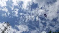 Sebuah balon udara tersangkut di jaringan Saluran Udara Tegangan Tinggi (SUTT) 150 KV Ponorogo - Manisrejo line 1, di Desa Purworejo, Kecamatan Geger, Kabupaten Madiun. (Foto: PT PLN)