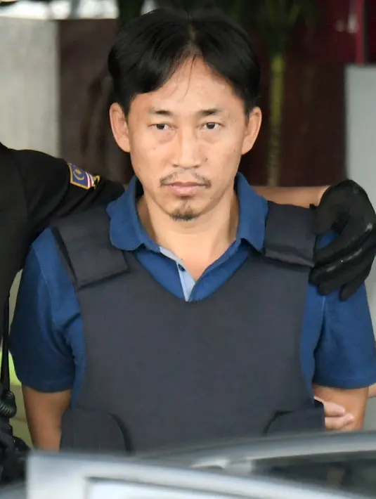 WN Korut Ri Jong Chol dipindahkan dari markas polisi Sepang menuju kantor imigrasi Malaysia, Jumat (3/3). Ri Jong Chol, tersangka pembunuh Kim Jong-nam, kakak tiri pemimpin Korut,  akan dideportasi tanpa tuduhan apapun (Muneyoshi Someya/Kyodo News via AP)