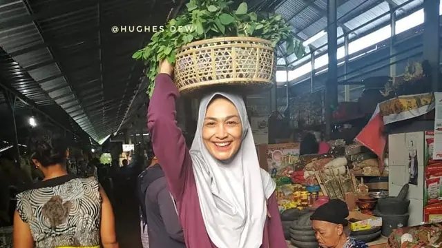 Dewi Hughes disebut lebih muda setelah turunkan berat badannya hingga puluhan kilogram