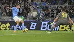 Penyerang Lazio, Ciro Immobile saat mencetak gol ke gawang Lecce pada pertandingan lanjutan Liga Serie A Italia di stadion Olimpiade Roma, Sabtu (13/5/2023). (Fabrizio Corradetti/LaPresse via AP)