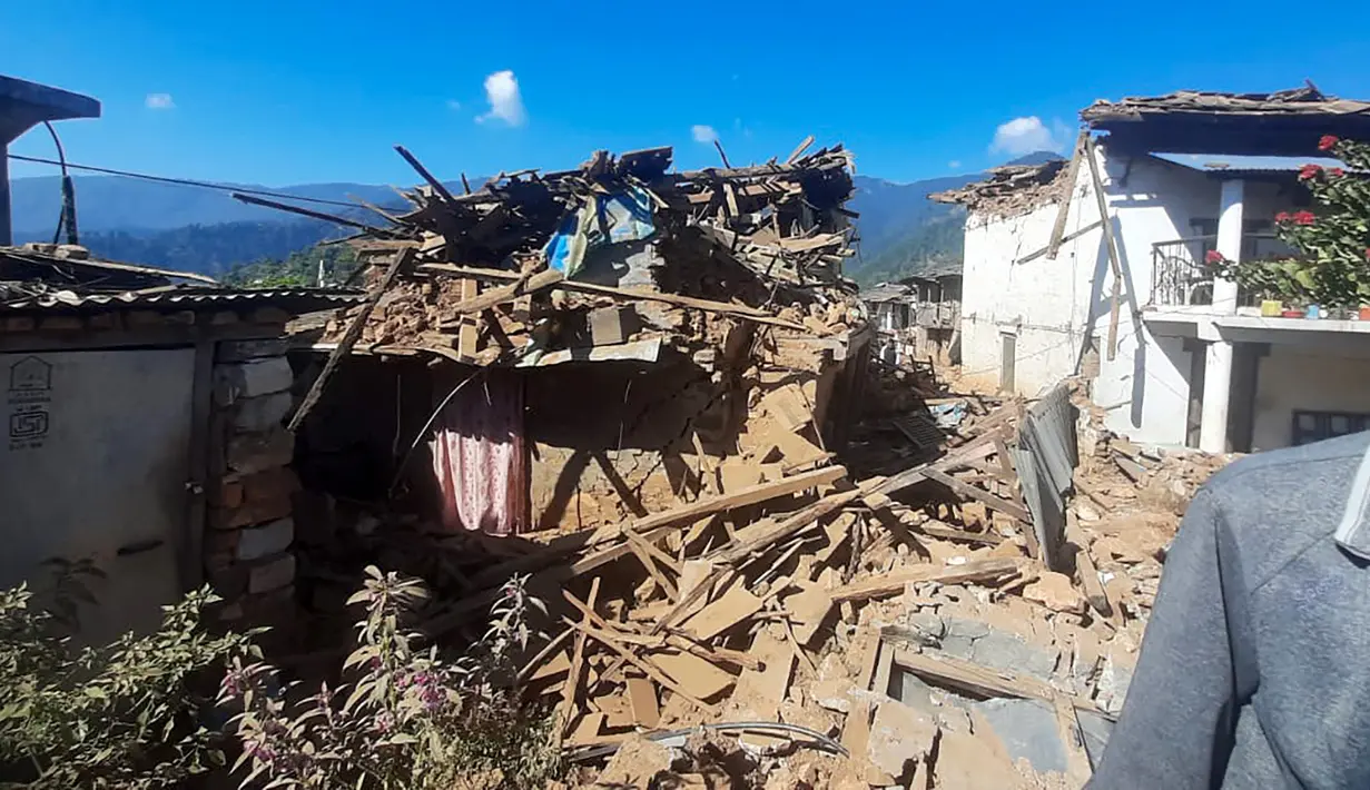 Sedikitnya 132 orang tewas dalam gempa bumi semalam yang melanda daerah terpencil di Nepal, kata para pejabat pada 4 November, ketika pasukan keamanan bergegas membantu upaya penyelamatan. (Balkumar Sharma / AFP)