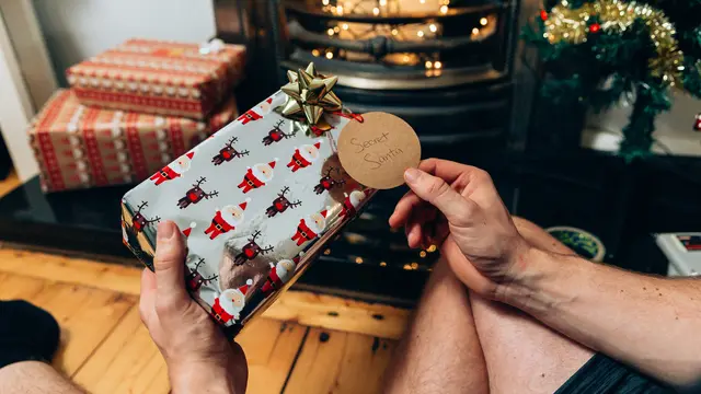 Ilustrasi Kado Natal/Photo by The Retro Store on Unsplash