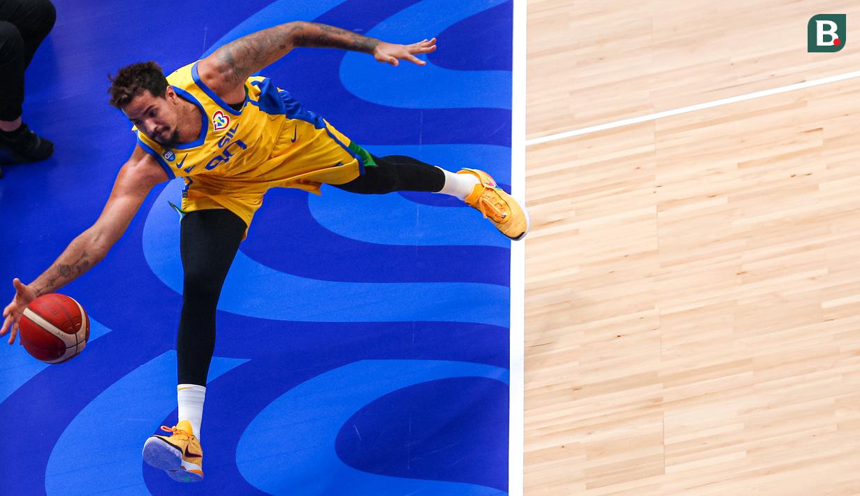 Pebasket Brasil, Lucas Dias berusaha menggapai bola pada laga kedua Grup G Piala Dunia FIBA 2023 melawan Spanyol di Indonesia Arena, Senayan, Jakarta, Senin (28/08/2023). Spanyol menang atas Brasil dengan skor 96-78. (Bola.com/Bagaskara Lazuardi)