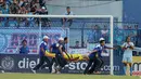 Kiper Persela Lamongan Choirul Huda dibawa oleh tim medis usai mengalami benturan dengan rekan setim, Ramon Rodrigues saat pertandingan Liga 1 di stadion Surajaya, Lamongan (15/10). (AFP Photo/Juni Kriswanto)