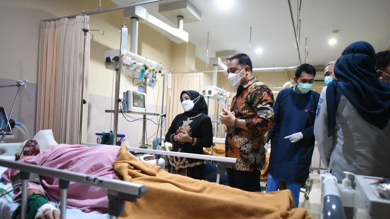 Eri Cahyadi saat menjenguk korban kecelakaan tol Sumo di Mojokerto. (Dian Kurniawan/Liputan6.com).