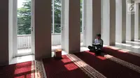 Seorang umat muslim membaca Alquran di Masjid Al-Madinah, Parung, Bogor, Selasa (7/5/2019). Sejumlah umat muslim meningkatkan ibadah pada bulan suci Ramadhan 1440 H dengan membaca Alquran (tadarus), shalat berjamaah, berdoa dan dzikir di masjid. (merdeka.com/Arie Basuki)