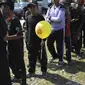 Anak-anak mengantre untuk mendapat giliran saat kampanye imunisasi polio di Sigli Town Square di Pidie, Aceh, Senin (28/11/2022). Salah satu kemungkinan penyebab munculnya kasus polio di Aceh berkaitan dengan rendahnya cakupan imunisasi di wilayah tersebut. (AP Photo/Riska Munawarah)