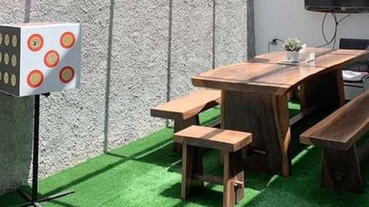 <b>Desain Ruang Makan Semi Outdoor Dengan Atap Transparan</b><br>