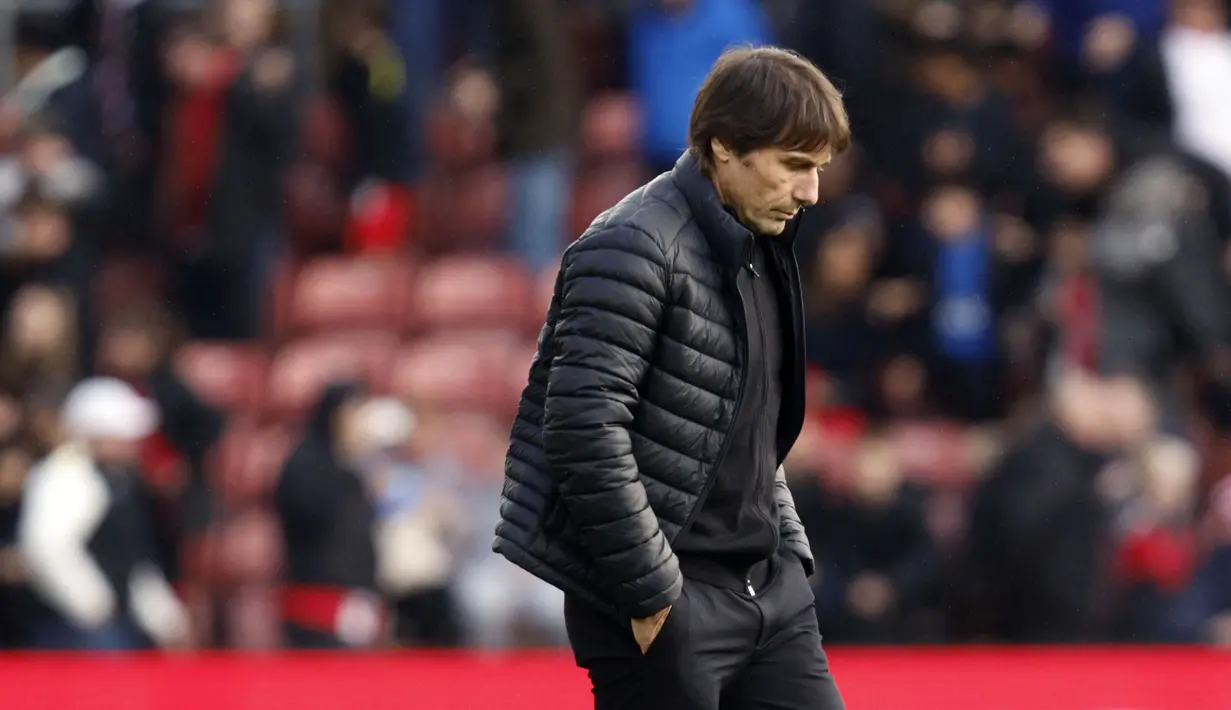 Reaksi kecewa pelatih Tottenham Hotspur, Antonio Conte setelah timnya bermain imbang 3-3 dengan Southampton pada laga pekan ke-28 Liga Inggris 2022/2023 di Stadion St Mary's, Southampton, Minggu (19/03/2023) WIB. (AP Photo/David Cliff)
