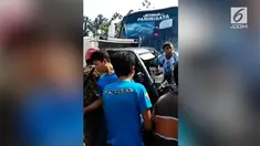 Mobil pick up mendahului dengan melawan arah hingga sebabkan kecelakaan.