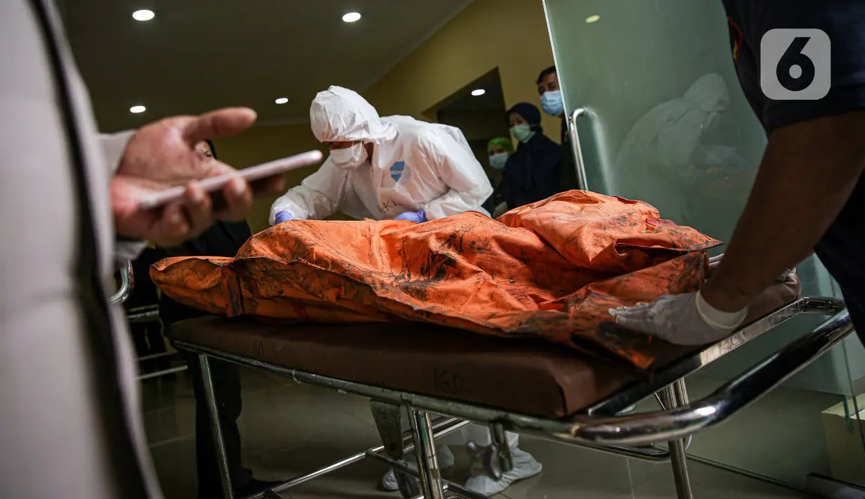 Petugas membawa kantong jenazah korban kebakaran Lapas Kelas I Tangerang usai diturunkan dari ambulans di RS Polri Kramat Jati, Jakarta, Rabu (8/9/2021). Sebanyak 41 warga binaan tewas akibat kebakaran yang terjadi di Blok C 2 Lapas Kelas I Tangerang. (Liputan6.com/Faizal Fanani)