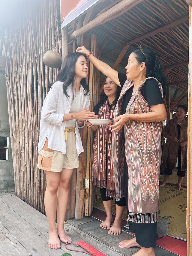 7 Potret Petualangan Maudy Ayunda di Sintang, Seru Panen Singkong