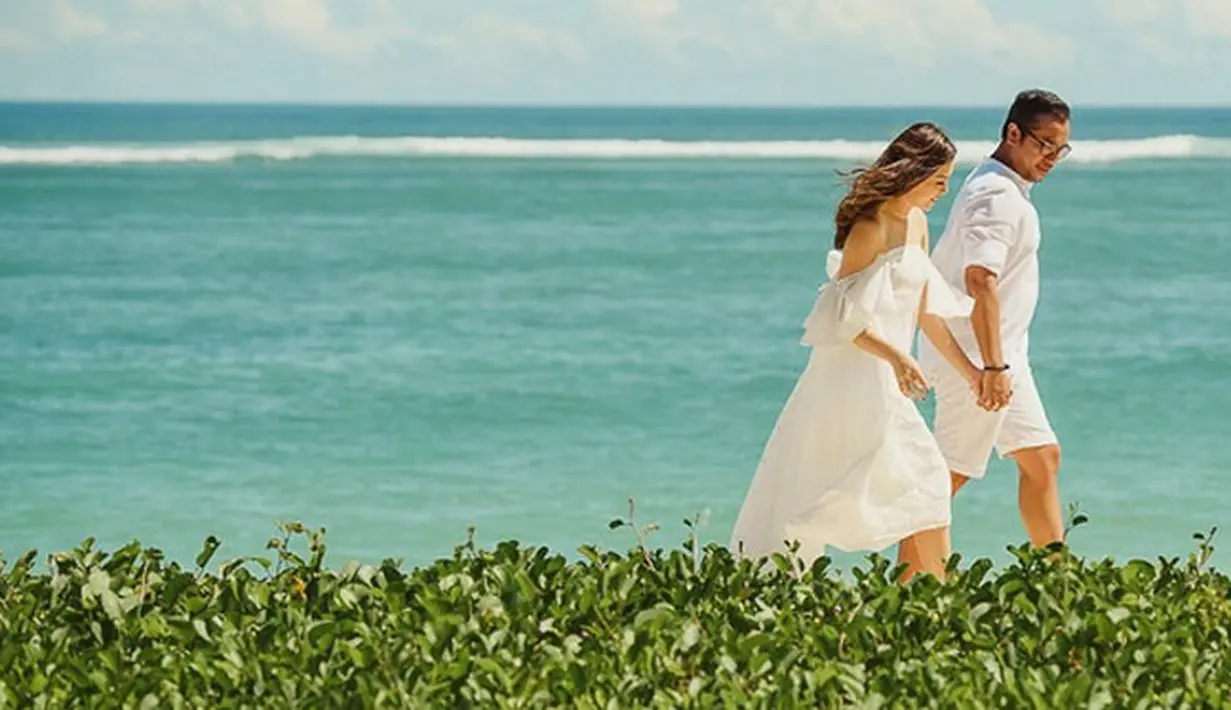 Dihubungi melalui sambungan telepon, Widy menceritakan sedikit soal pernikahan Sammy dan Viviane. Jika tak ada aral melintang, keduanya sudah merencanakan untuk gelar pesta pernkahan di Pulanu Dewata Bali. (Instagram/viv_viviane)