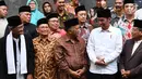 Presiden Jokowi foto bersama sejumlah ulama di Kantor MUI Jawa Barat, Selasa (17/4). Jokowi didampingi Kepala Staf Kepresidenan Moeldoko, Gubernur Jabar Ahmad Heryawan, dan Koordinator Staf Khusus Presiden Teten Masduki. (Liputan6/Pool/Biro Pers Setpres)