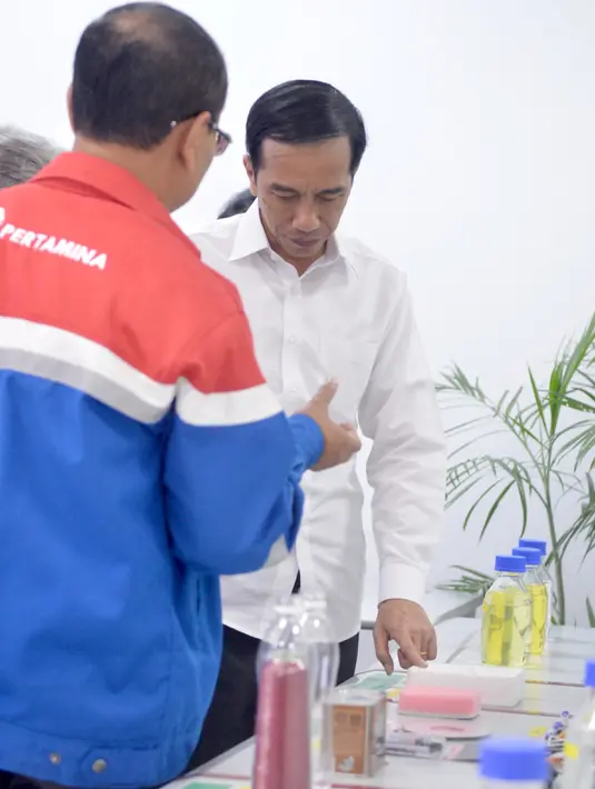 Presiden Jokowi melihat aneka produk saat meninjau PT.Trans Pacific Petrochemical Indotama (TPPI) di Tuban, Jatim, Rabu (11/11/2015). Proses pembuatan premium di PT TPPI ini akan mengurangi impor premium sampai 20 persen. (Foto : Cahyo_Setpres)