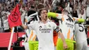 Capaian tersebut membuat Luka Modric menjadi pemain tersukses dalam sejarah Real Madrid. Tampak dalam foto, gelandang Real Madrid asal Kroasia, Luka Modric dan rekan setimnya merayakan gol kedua yang dicetak Aurelien Tchouameni saat pertandingan final Piala Spanyol melawan FC Barcelona di stadion La Cartuja, Sevilla, pada tanggal 26 April 2025. (Josep LAGO/AFP)