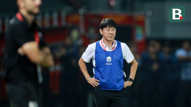 Foto: Tampil Beda, Shin Tae-yong Kenakan Rompi Saat Mendampingi Timnas Indonesia Menghadapi Thailand di Piala AFF U-19 2022