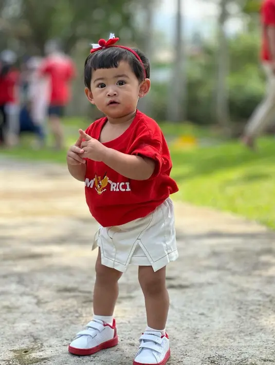 Moana, putri Ria Ricis tak kalah menggemaskan dengan outfit serba merah putih. Mengenakan t-shirt merah seragam keluarga dipadukan dengan rok dan sepatu merah putih [@riaricis1795]