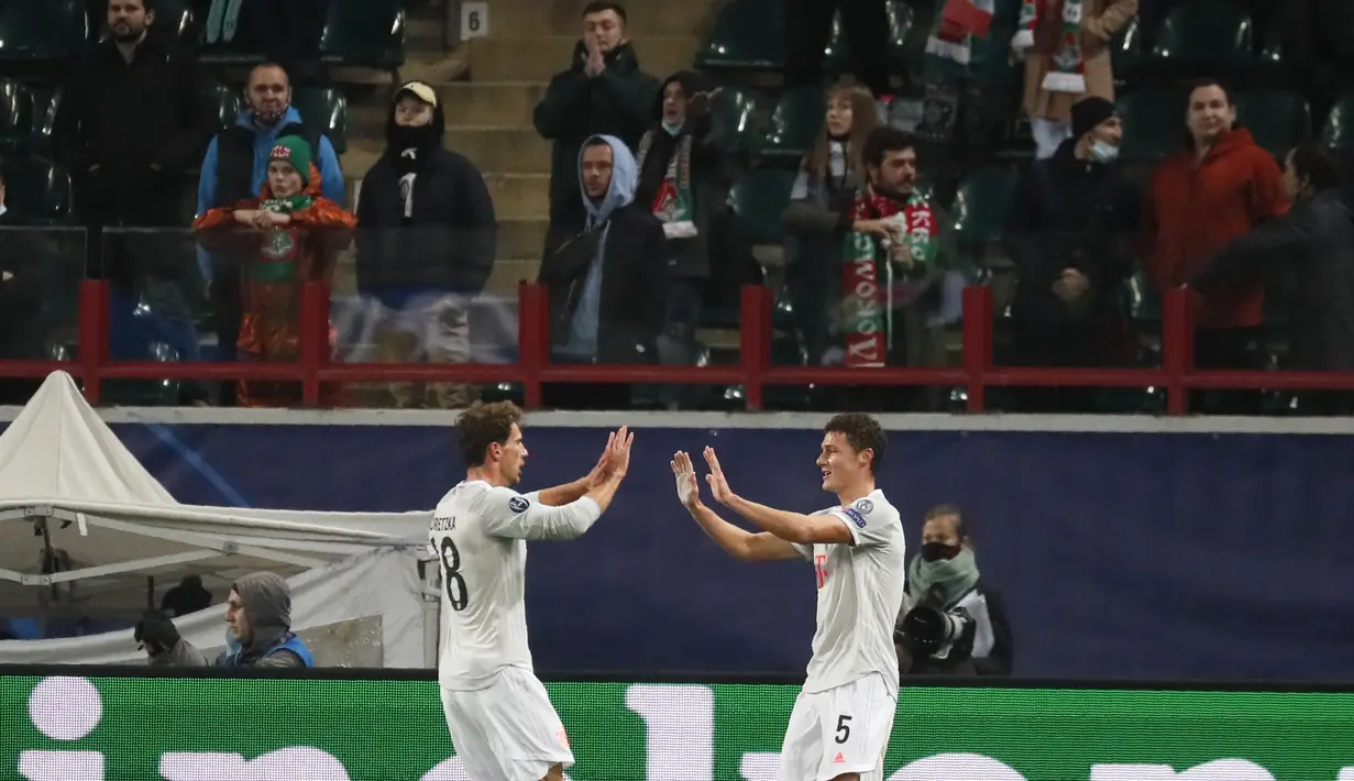 Bek Bayern Munchen, Leon Goretzka (kiri) berselebrasi dengan rekannya Benjamin Pavard usai mencetak gol ke gawang Lokomotiv Moscow pada pertandingan grup A Liga Champions di Moskow, Rusia, Selasa (27/10/2020). Munchen menang tipis 2-1 atas Lokomotiv Moscow. (Maxim Shipenkov/Pool via AP)