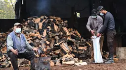 Para pekerja mengepak kayu bakar di sebuah bengkel kerja di Damaskus, ibu kota Suriah, pada 23 November 2020. Warga Suriah mengumpulkan kayu bakar untuk menghadapi cuaca dingin. (Xinhua/Ammar Safarjalani)