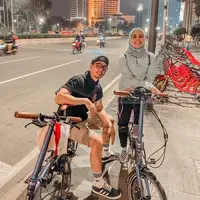 Bersepeda kini memang tengah menjadi trend di berbagai kalangan, termasuk selebriti. Salah satu artis yang kepincut dengan olahraga tersebut adalah Rizky Kinos. Berawal dari rindu, suami Nycta Gina ini akhirnya jadi ketagihan. (Instagram/kinosnoski)