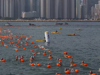 Perenang berkompetisi dalam lomba renang lintas pelabuhan di Hong Kong, Minggu (18/10). 2.500 orang ambil bagian dalam menembus jarak lintasan laut sejauh 1,5 km dari Sam Ka Tsuen Public Pier ke Quarry Bay Park Public Pier. (REUTERS/Tyrone Siu)