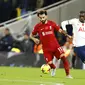 Aksi bintang Liverpool, Mohamed Salah yang dibayangi pemain Tottenham Hotspur Yves Bissouma, Senin (7/11/2022) dini hari WIB. (AP Photo/David Cliff)